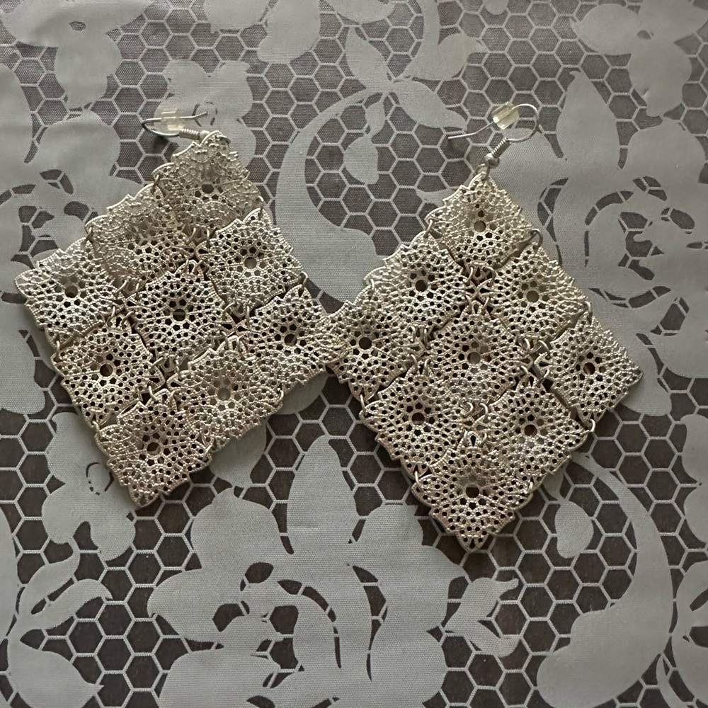 Diamond shaped hanging earrings / lightweight